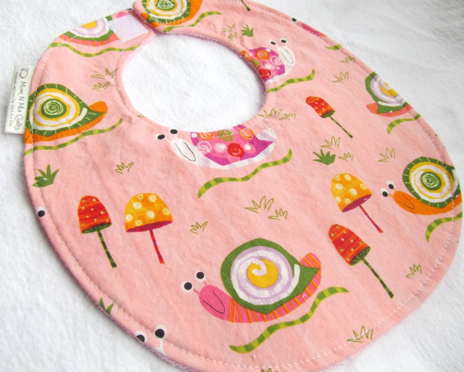 Baby Mädchen Lätzchen - Schnecken Auf Rosa Boutique Für Oder Kleinkind Mit Frottee Rückseite Baby Mädchen Lätzchen - Schnecken Auf Rosa Boutique Für Oder Kleinkind Mit Frottee Rückseite von Etsy - MomNMiaDesigns