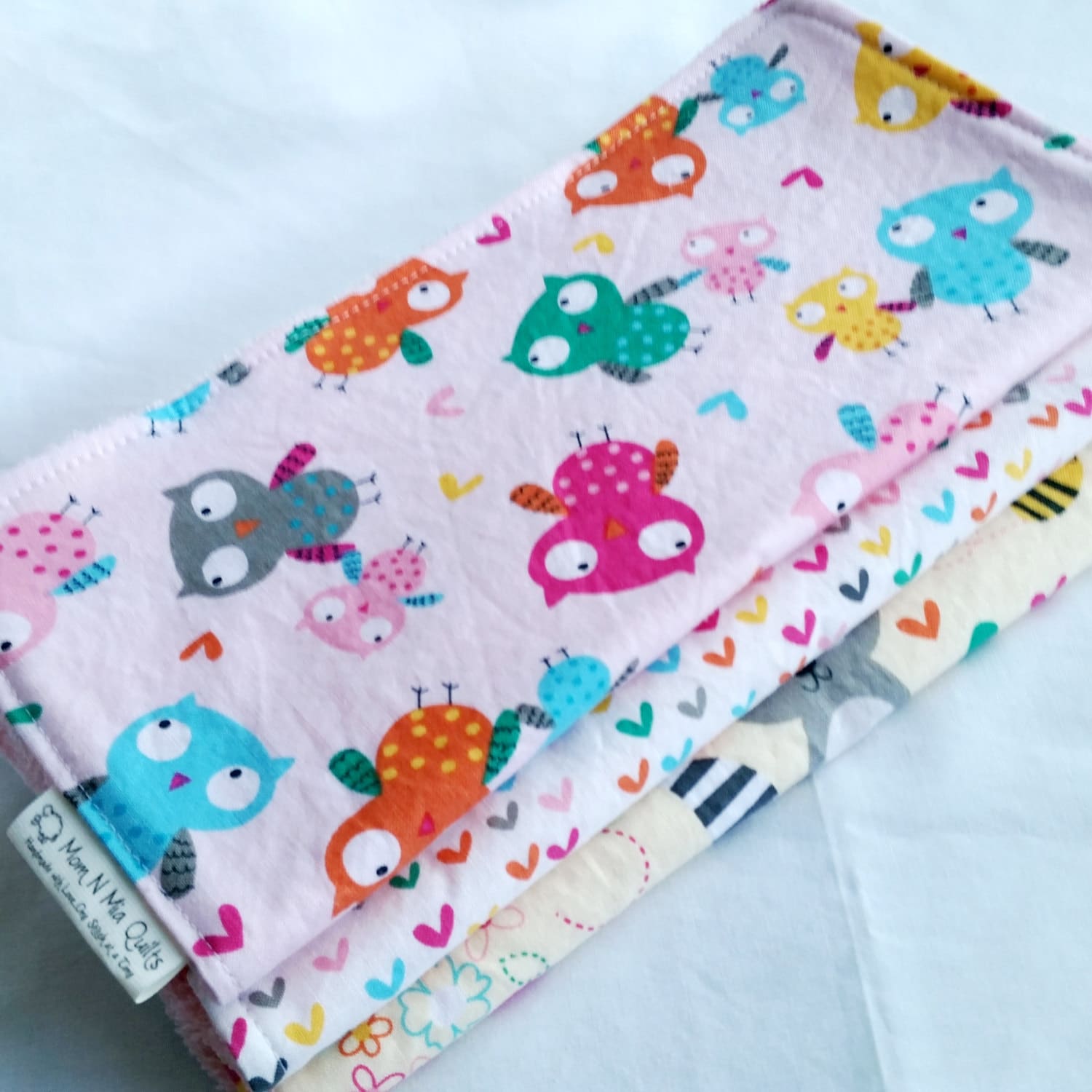 Baby Mädchen Spucktuch Geschenkset - Happy Camper Eulen, Herzen Und Waldfreunde von Etsy - MomNMiaDesigns