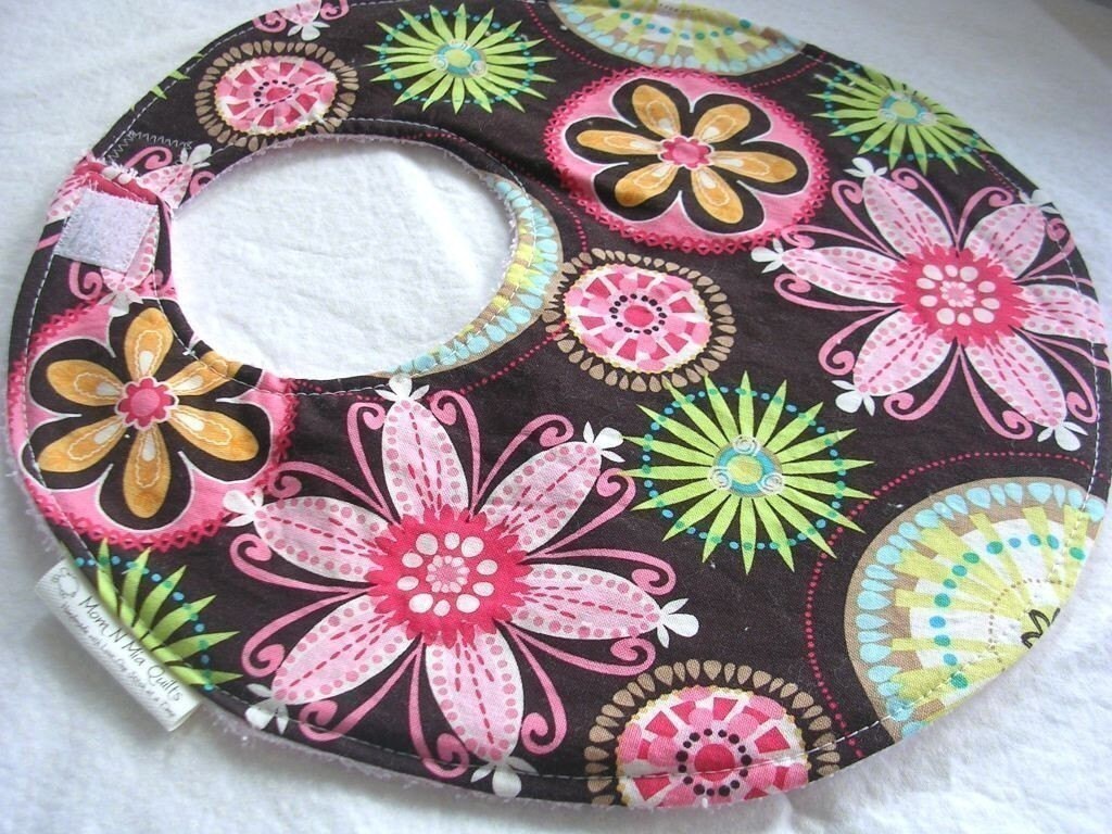 Karneval Bloom - Boutique-Lätzchen Für Baby Oder Kleinkind Mädchen Rosa Frottee Rückseite Mit Verstellbaren Druckknopf Karneval Bloom - Boutique-Lätzchen Für Baby Oder Kleinkind Mädchen Rosa Frottee Rückseite Mit Verstellbaren Druckknopf von Etsy - MomNMiaDesigns