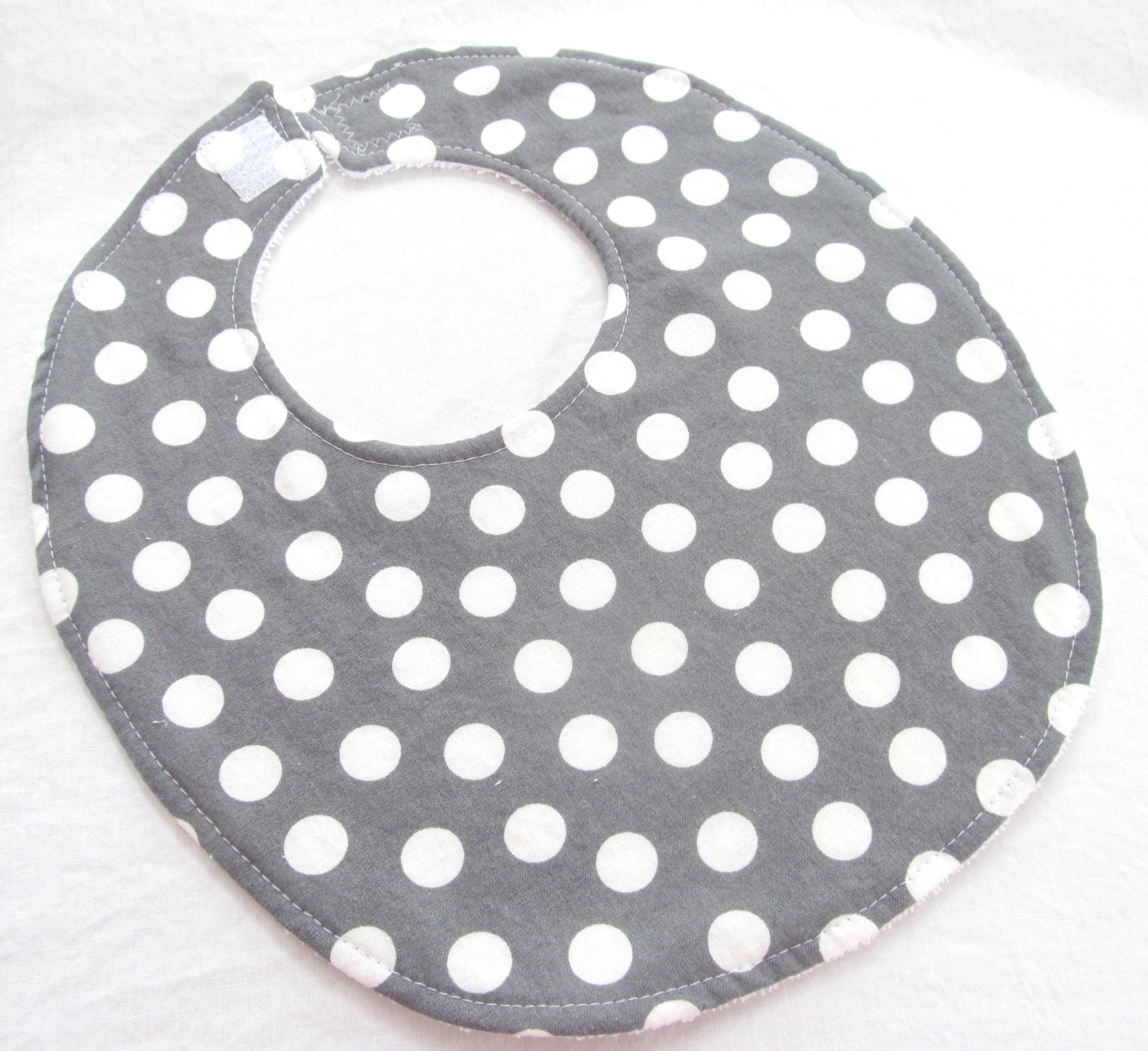 Modern Essentials Boutique-Lätzchen Für Baby Oder Kleinkind Junge Mädchen - Anthrazit Und Weiße Punkte Baumwoll-Lätzchen Modern Essentials Boutique-Lätzchen Für Baby Oder Kleinkind Junge Mädchen - Anthrazit Und Weiße Punkte Baumwoll-Lätzchen von Etsy - MomNMiaDesigns