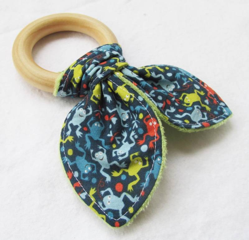 Natürlicher Beißring Aus Holz Mit Crinkle - Kleine Frösche Auf Blau Minky Backing Neues Baby Geschenk Für Jungen Natürliches Zahnen von Etsy - MomNMiaDesigns