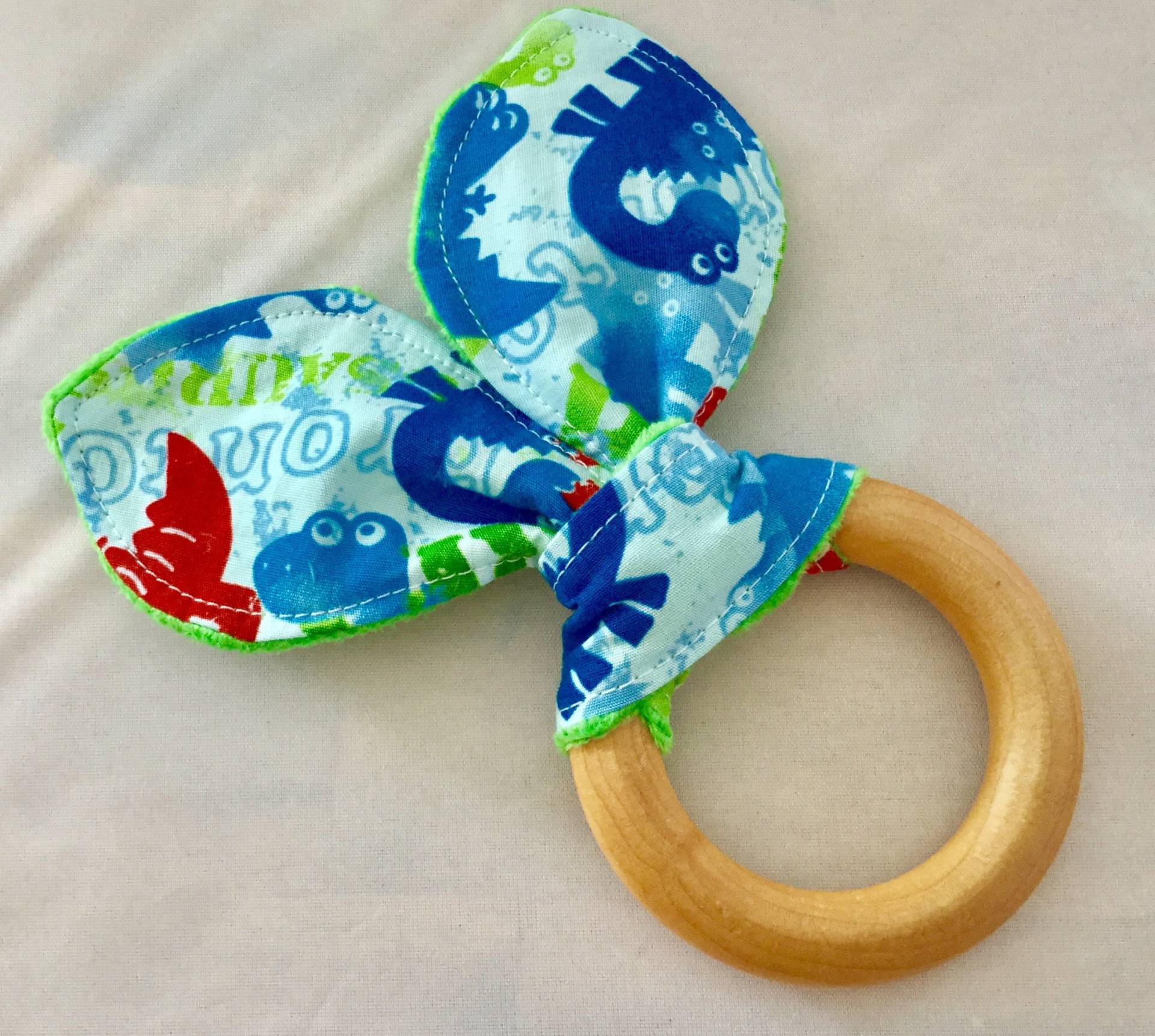 Natürlicher Beißring Aus Holz Mit Crinkle - Muster Auf Blau Minky Geschenk Zur Geburt von Etsy - MomNMiaDesigns
