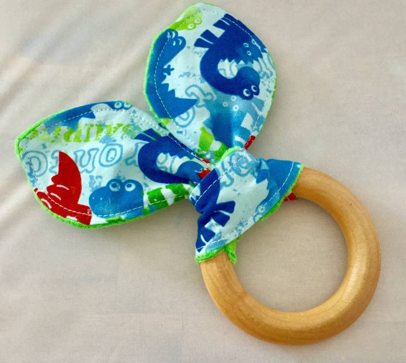 Natürlicher Beißring Aus Holz Mit Crinkle - Muster Auf Blau Minky Geschenk Zur Geburt von Etsy - MomNMiaDesigns