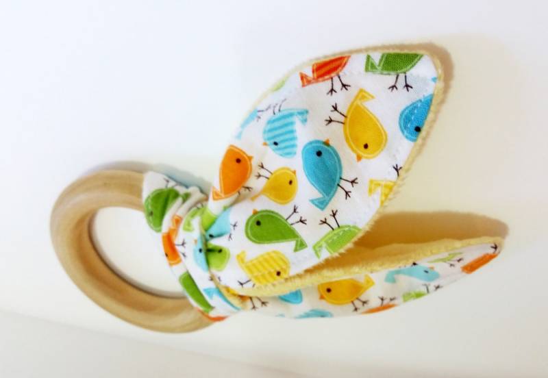 Natürlicher Beißring Aus Holz Mit Crinkle - Vögel in Bermuda Minis Gelb Blau Frühlingsgrün Neues Baby Geschenk Neutrales Natürliches Zahnen von Etsy - MomNMiaDesigns
