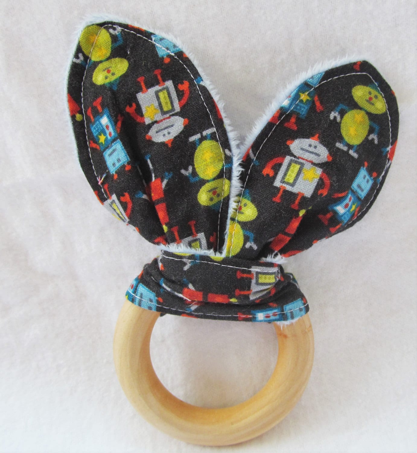 Natürlicher Beißring Aus Holz Mit Crinkle - Von Bitty Bots Roboter Minky Backing Neues Baby Geschenk Für Jungen Natürliches Zahnen von Etsy - MomNMiaDesigns