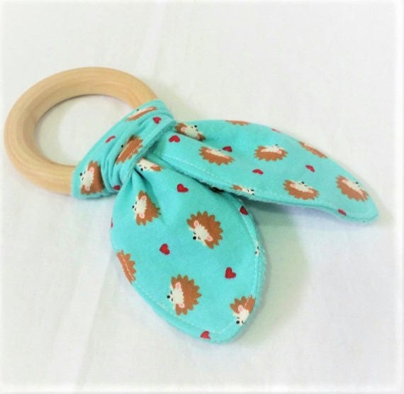 Natürlicher Beißring Aus Holz Mit Knittereffekt - Igel Auf Aqua Neutrales Baby Geschenk Natürliche Zahnungshilfe von Etsy - MomNMiaDesigns