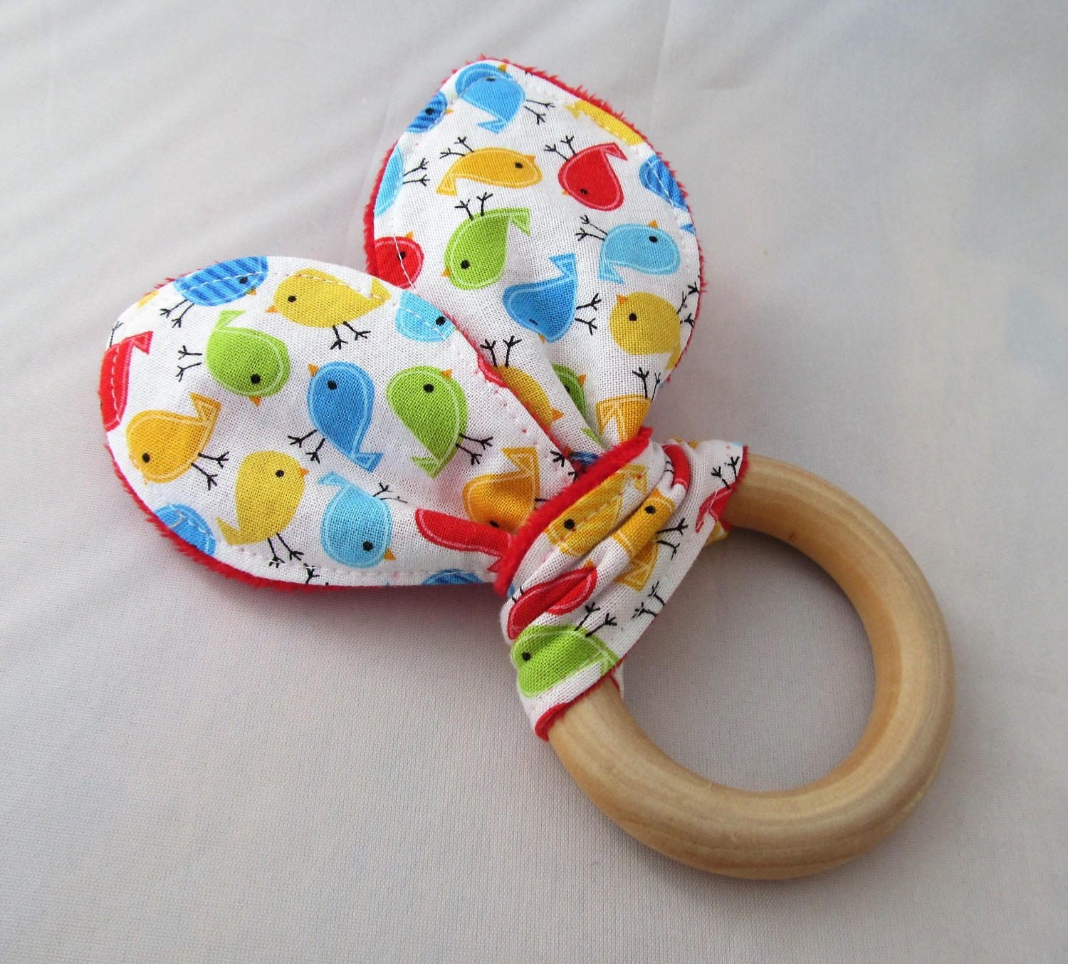 Natürlicher Beißring Aus Holz Mit Knittereffekt - Kleine Vögel in Primärfarben Neues Baby Geschenk Natürliches Zahnen von Etsy - MomNMiaDesigns