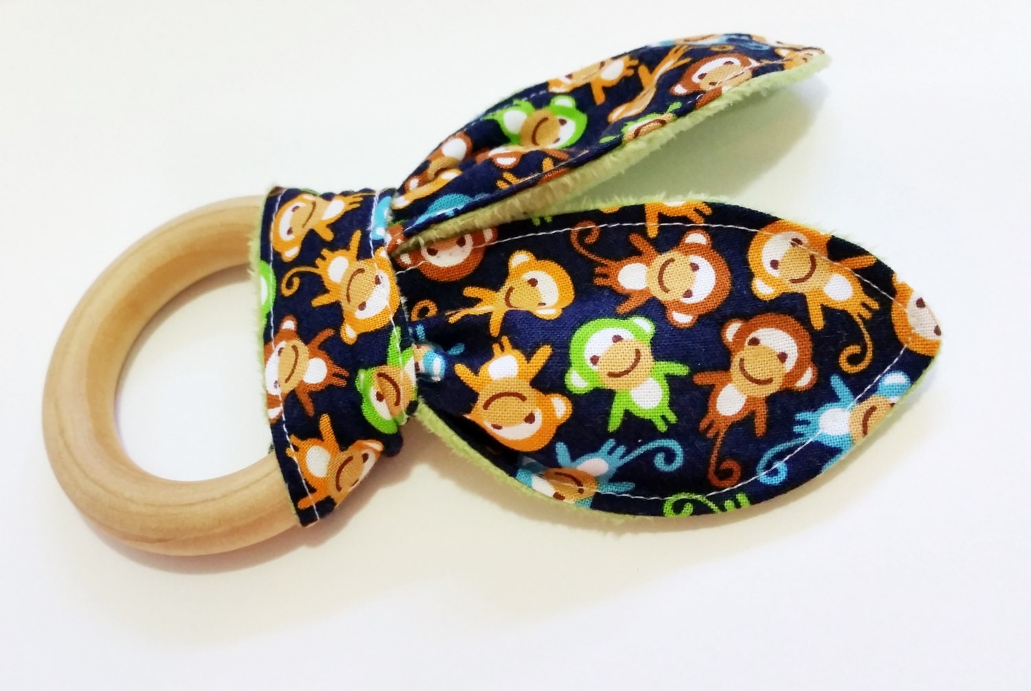 Natürlicher Beißring Aus Holz Mit Knittereffekt - Mini Affen Minky Dot Oder Frotteerücken Neues Baby Geschenk Natürliches Zahnen von Etsy - MomNMiaDesigns