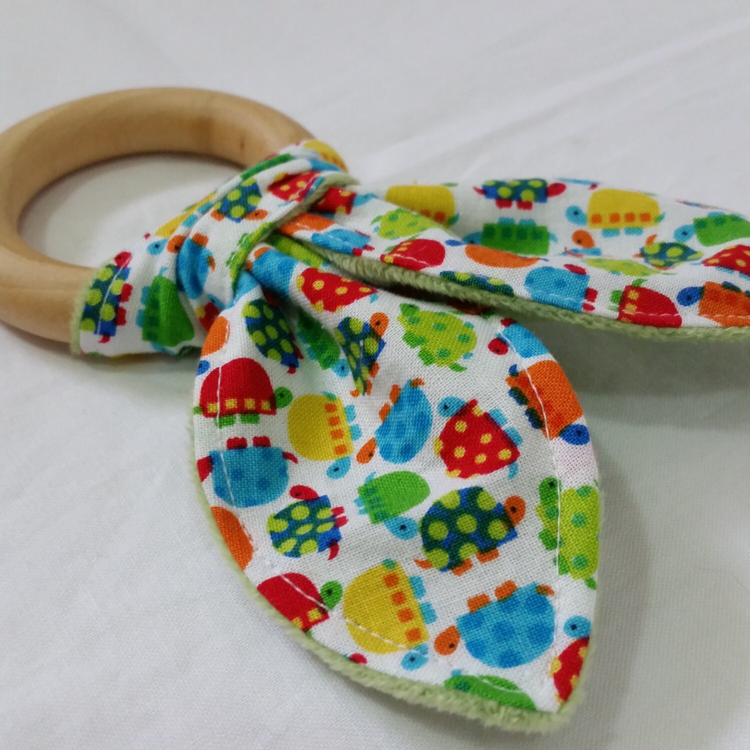 Natürlicher Beißring Aus Holz Und Stoff Mit Crinkle Knitter - Bitty Schildkröten in Primärfarben Neutrales Baby Geschenk Natürliche Kinderspielzeuge von Etsy - MomNMiaDesigns