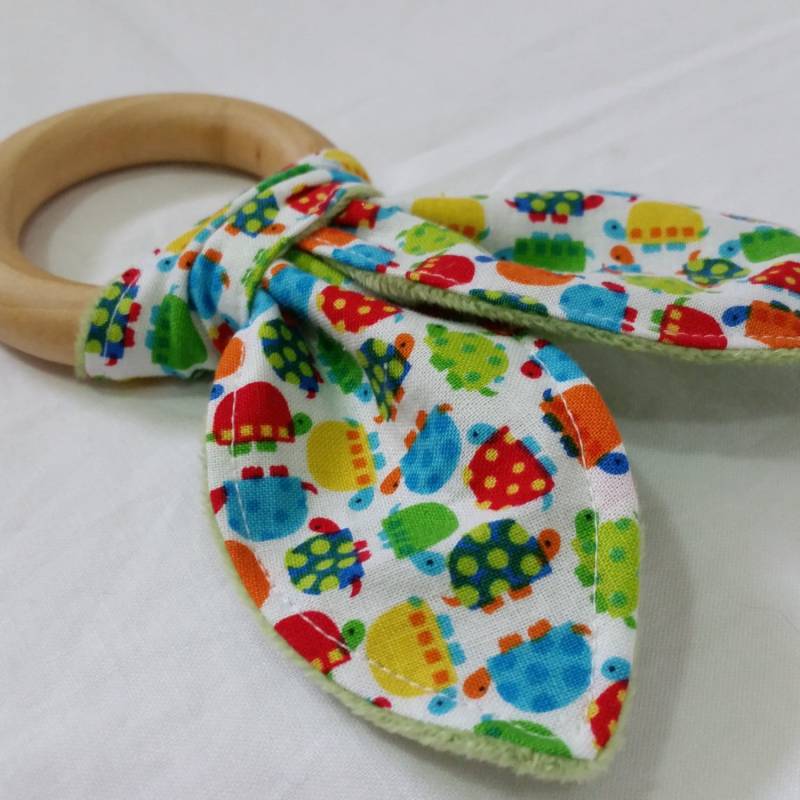 Natürlicher Beißring Aus Holz Und Stoff Mit Crinkle Knitter - Bitty Schildkröten in Primärfarben Neutrales Baby Geschenk Natürliche Kinderspielzeuge von Etsy - MomNMiaDesigns