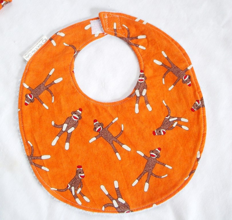 Sock Monkeys On Orange - Boutique Lätzchen Auf Der Rückseite Aus Frottee von Etsy - MomNMiaDesigns
