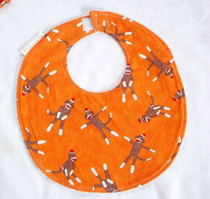 Sock Monkeys On Orange - Boutique Lätzchen Auf Der Rückseite Aus Frottee von Etsy - MomNMiaDesigns