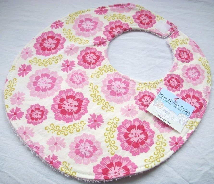 Sweet Pink - Baby Mädchen Lätzchen Boutique Frottee Rückseite Sandi Henderson Farmers Market Floral In Sweet Pink - Baby Mädchen Lätzchen Boutique Frottee Rückseite Sandi Henderson Farmers Market Floral In von Etsy - MomNMiaDesigns