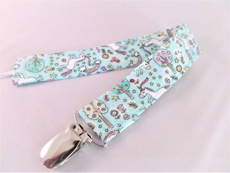 Universeller Stoff Schnuller-Clip - Einhörner Und Regenbögen Schnullerclip, Spielzeugclip, Binky Clip, Babypartygeschenk von Etsy - MomNMiaDesigns