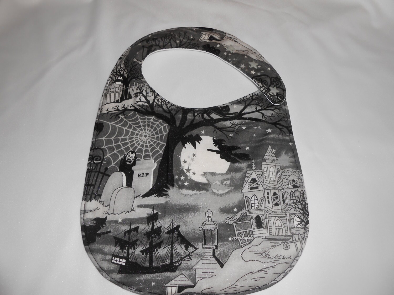 Haunted Sparkle Bib Haunted Sparkle Bib von Etsy - MommySoup