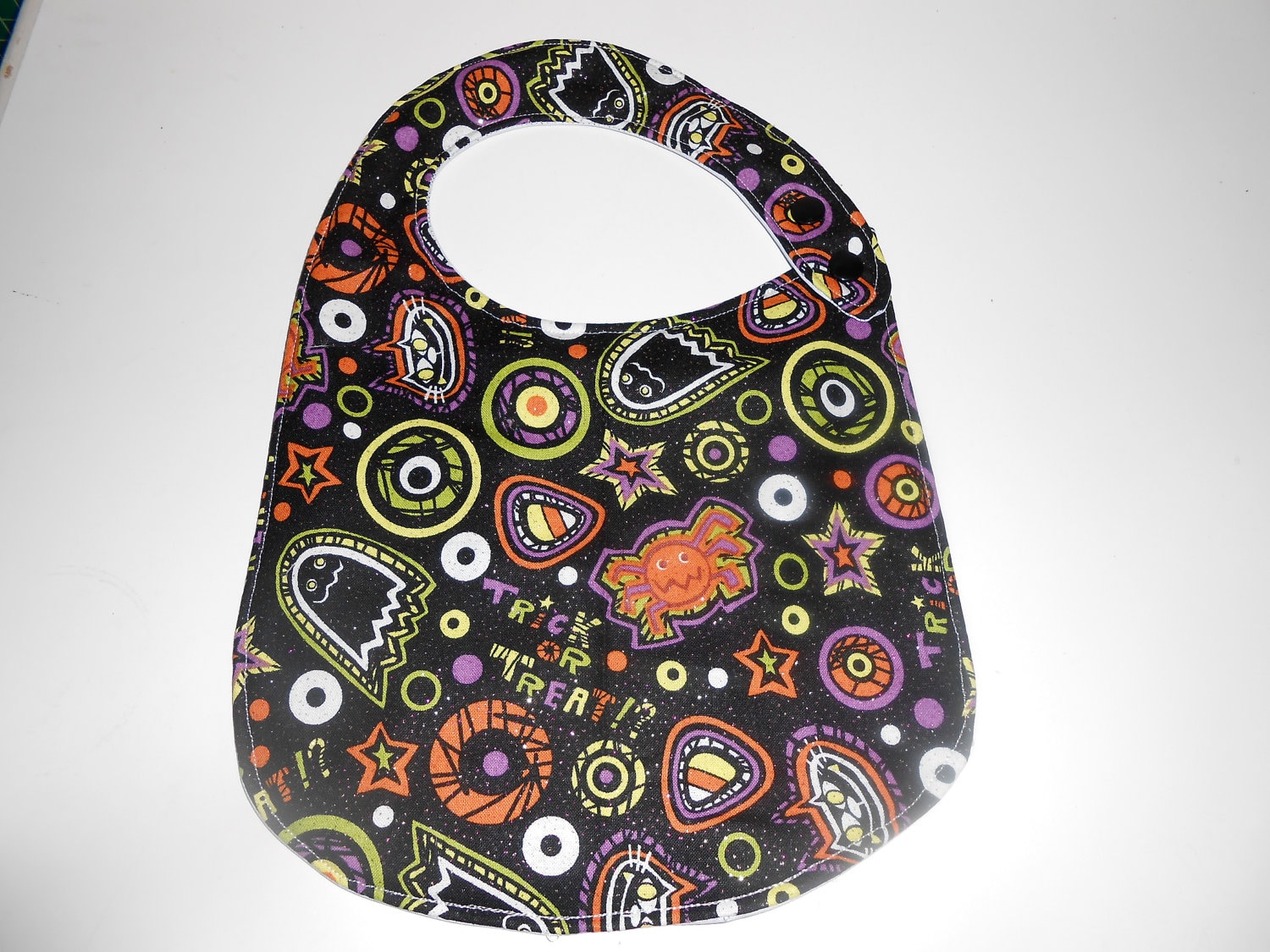 Trick Or Treat Sparkle Bib Trick Or Treat Sparkle Bib von Etsy - MommySoup