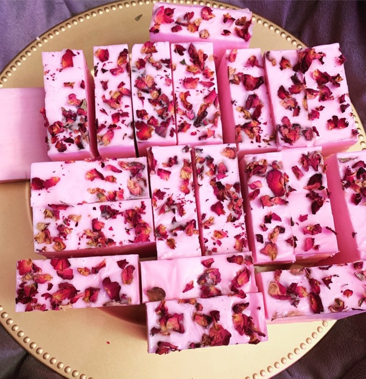 Handgemachte Rosenseife Vanille Duftende Ziegenmilchseife | 4.3Oz/5Oz von Etsy - Mommybellasoapbars