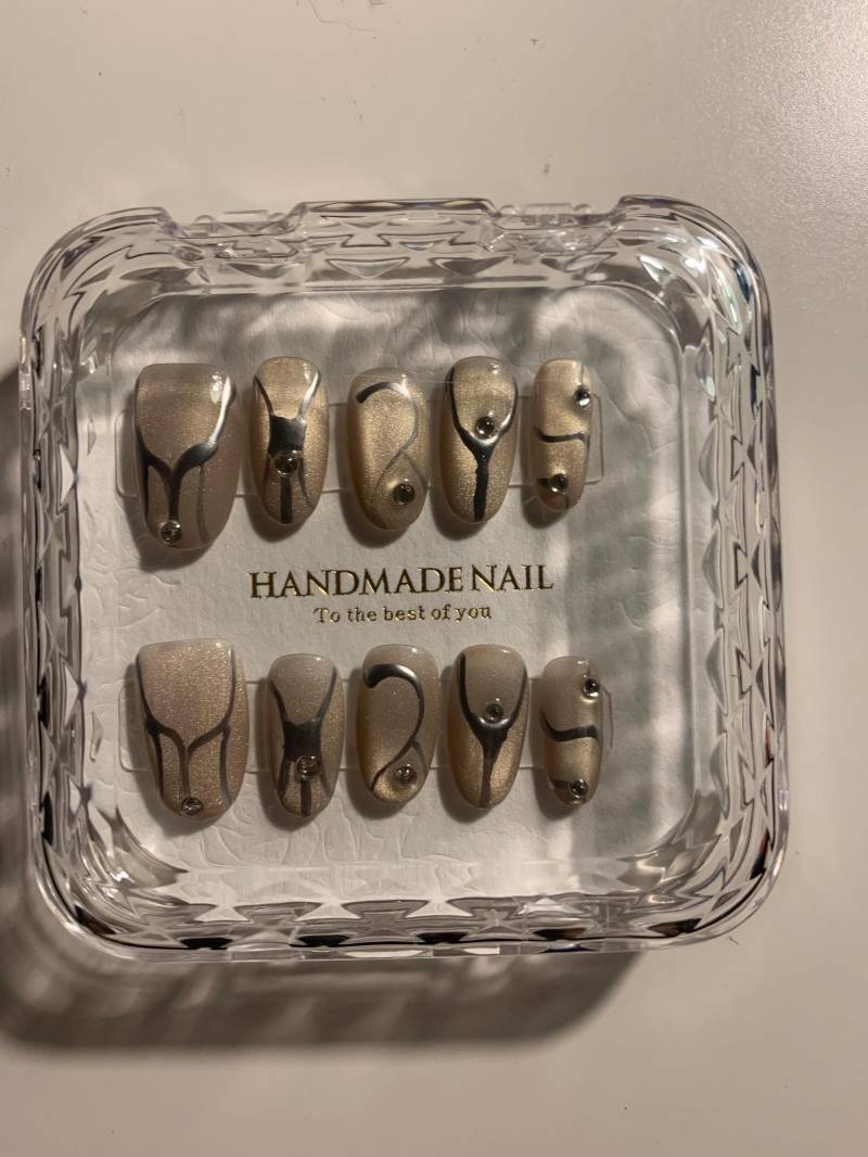 Metallic Futuristic Cat Eye Wearable Nails | Cyber Chic Meets Edgy Elegance/S von Etsy - Mondpoesie