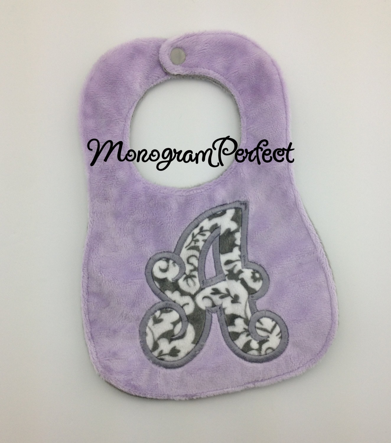 Initial "A" Lavendel/Grau Damast Baby Lätzchen von Etsy - MonogramPerfect