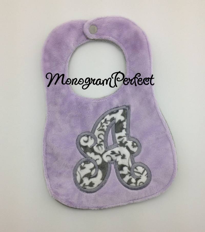 Initial "A" Lavendel/Grau Damast Baby Lätzchen von Etsy - MonogramPerfect