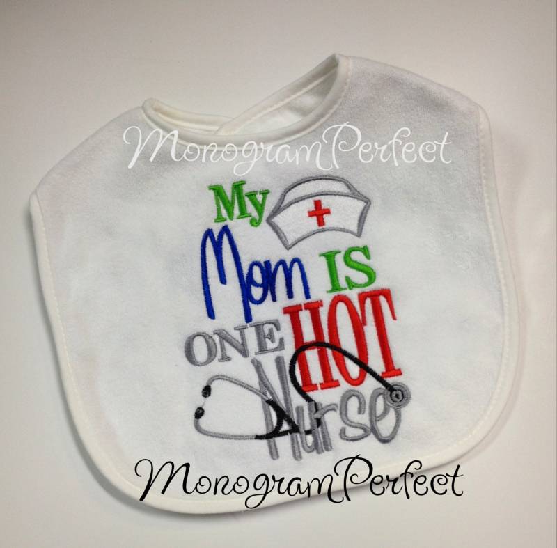 My Mom Is One Hot Nurse Baby Lätzchen - Versandfertig von Etsy - MonogramPerfect