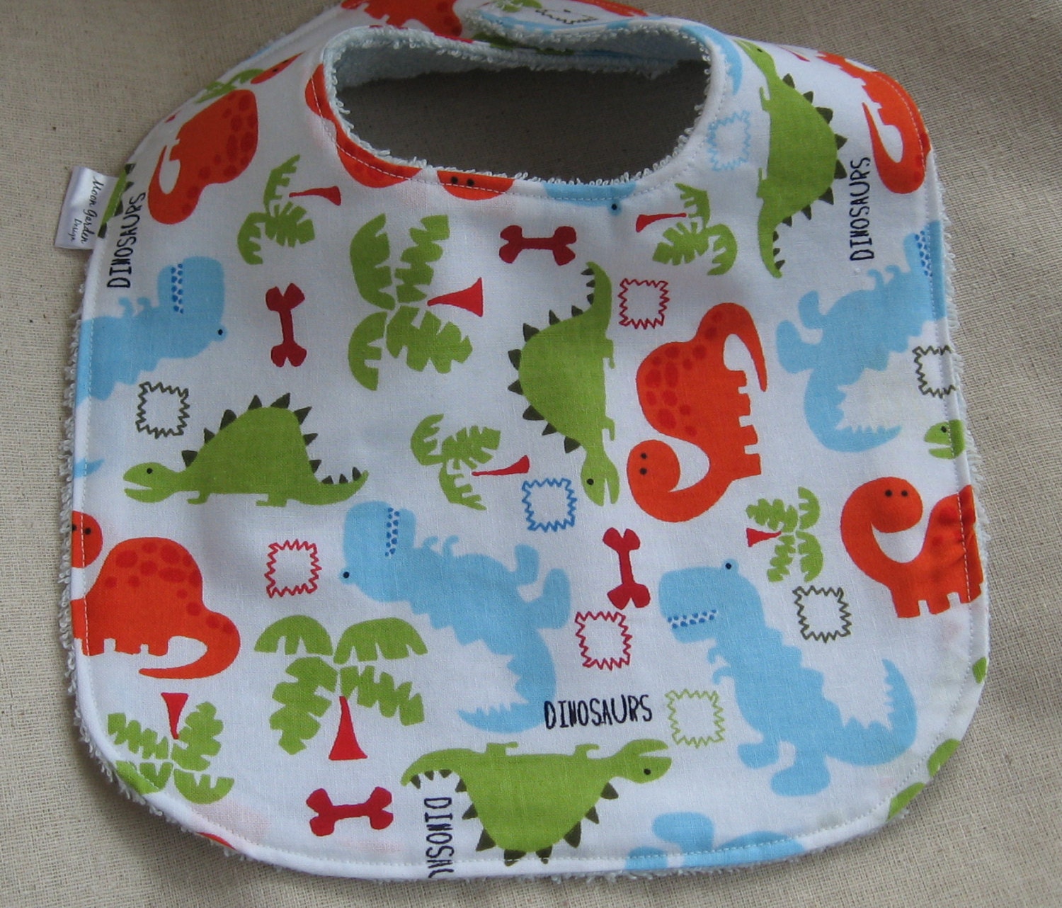 Baby Junge Lätzchen - Dinosaurier in Orange, Blau Und Grün von Etsy - MoonGardenDesign