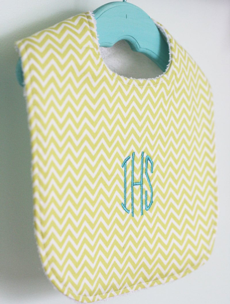 Monogramm Baby Lätzchen - Lemon-Lime Chevron von Etsy - MoonGardenDesign