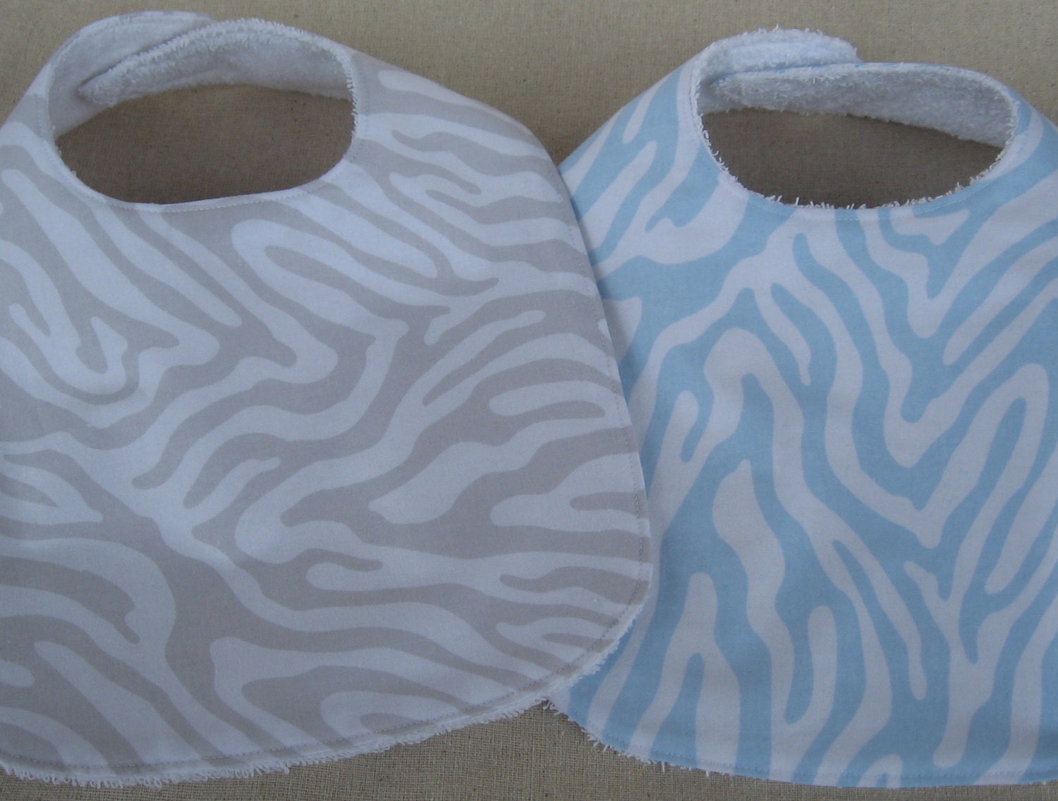 Monogramm Baby Lätzchen -Zebra Print von Etsy - MoonGardenDesign