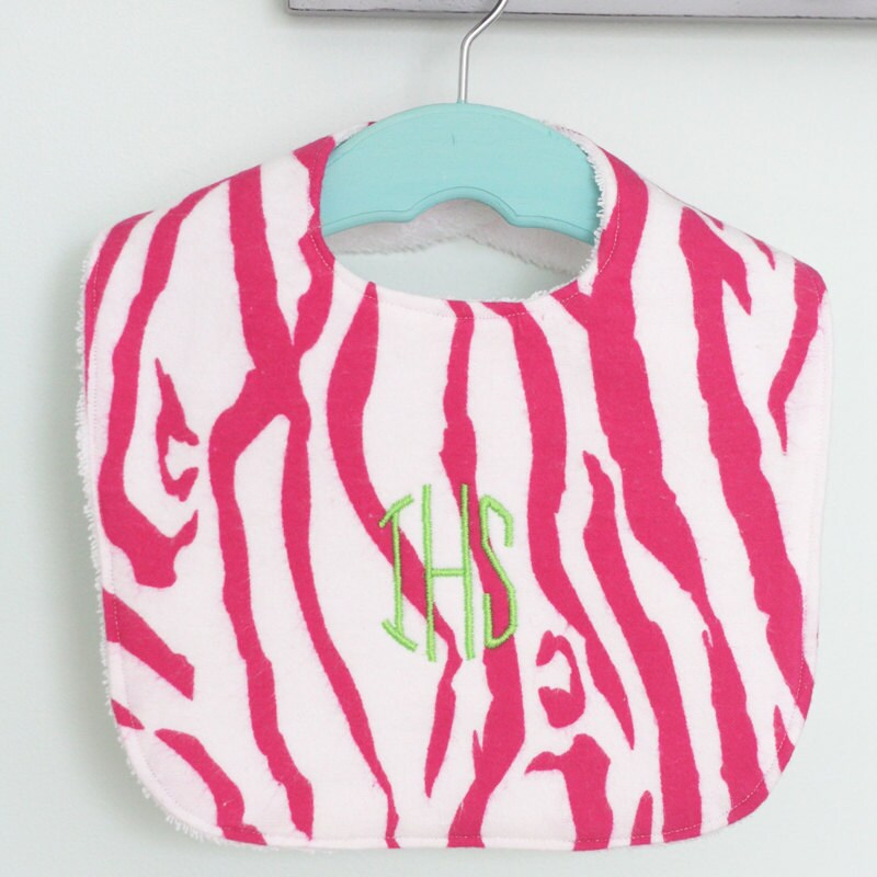 Monogrammiertes Baby Lätzchen - Rosa Zebra Print Flanell von Etsy - MoonGardenDesign