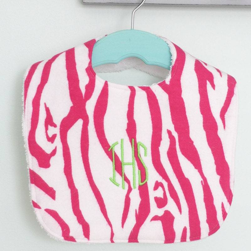 Monogrammiertes Baby Lätzchen - Rosa Zebra Print Flanell von Etsy - MoonGardenDesign