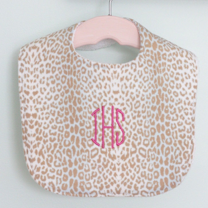 Monogrammiertes Baby Lätzchen - Weicher Pastell Leopard Print Flanell von Etsy - MoonGardenDesign