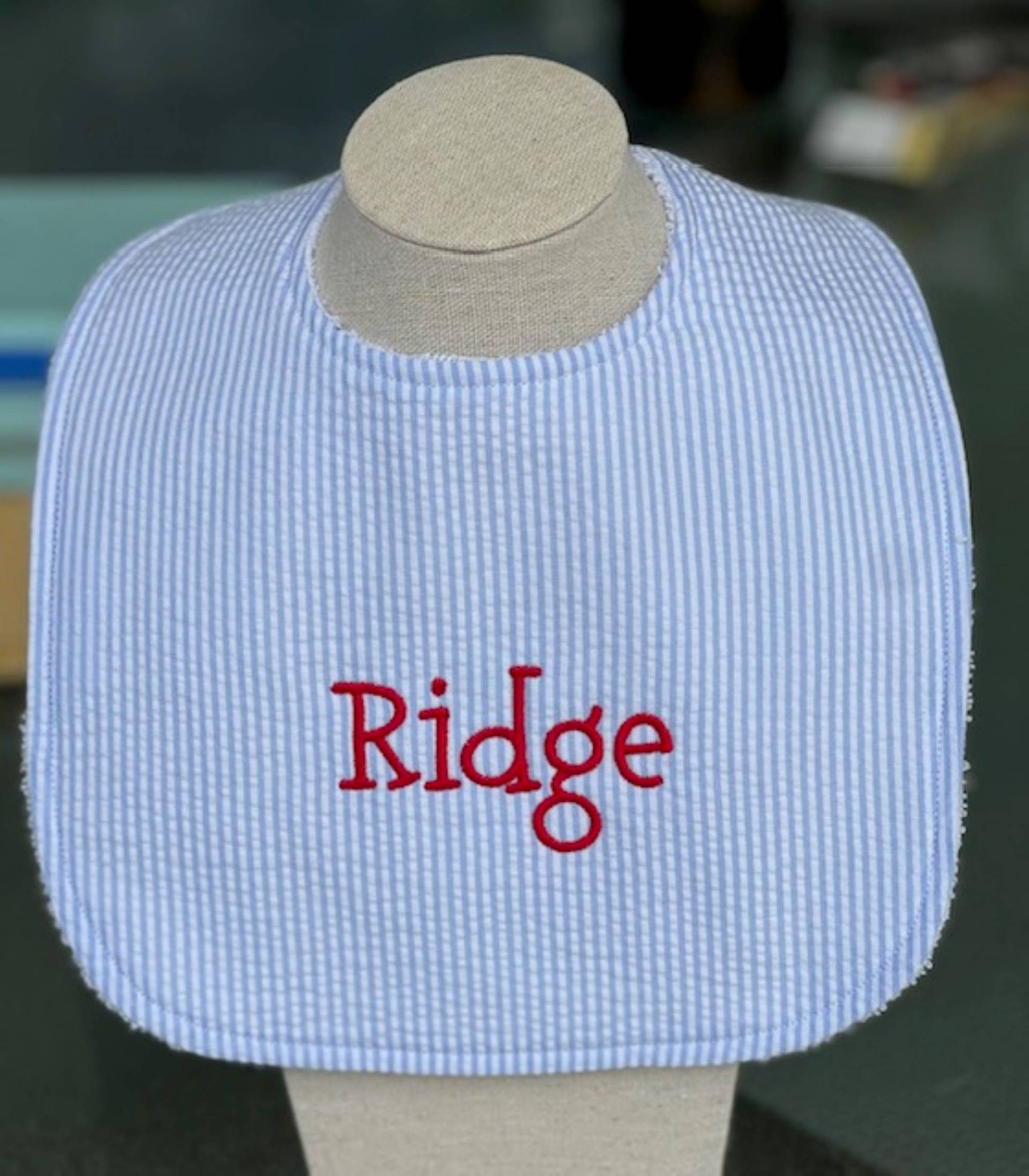 Seersucker Lätzchen - Wählen Sie Eine Farbe Personalisiert Mit Monogramm Oder Namen von Etsy - MoonGardenDesign