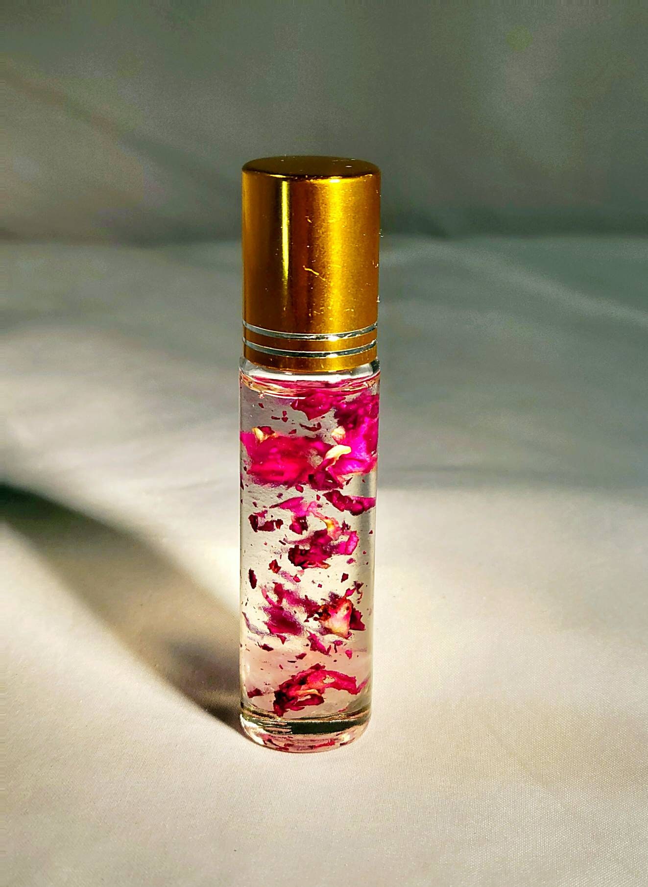Love Me Oil Kristallinfundiertes Duftöl - Anziehungszauber Vanillerose Duftend Tragbares Zauberöl Erhöht Die Liebe Und Lust Anziehungskraft Love Me Oil Kristallinfundiertes Duftöl - Anziehungszauber Vanillerose Duftend Tragbares Zauberöl Erhöht Die Liebe Und Lust Anziehungskraft von Etsy - MoonWitchMagick