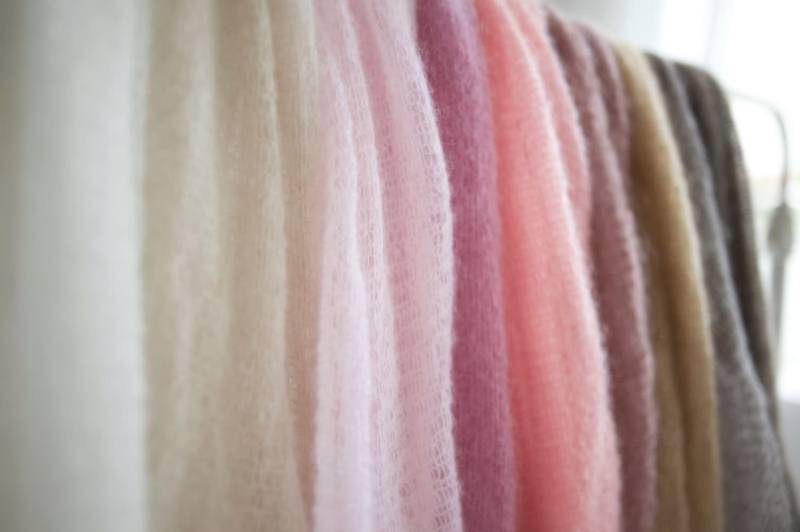 Neugeborenen Fotografie Requisite Strick Baby Wrap Neugeborene Mohair Wraps 40+ Farben Spitze Newborn Foto Requisiten von Etsy - MoonlightLittleKnits
