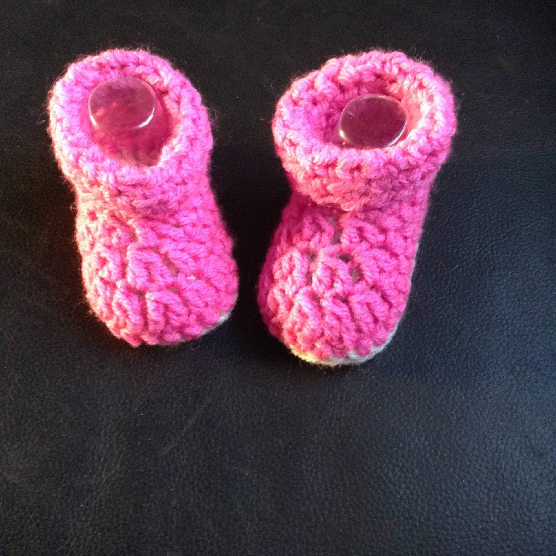 Rosa Und Creme Handgehäkelte Booties Mit Knopfbesatz 0-3 Monate von Etsy - MoonwortMax