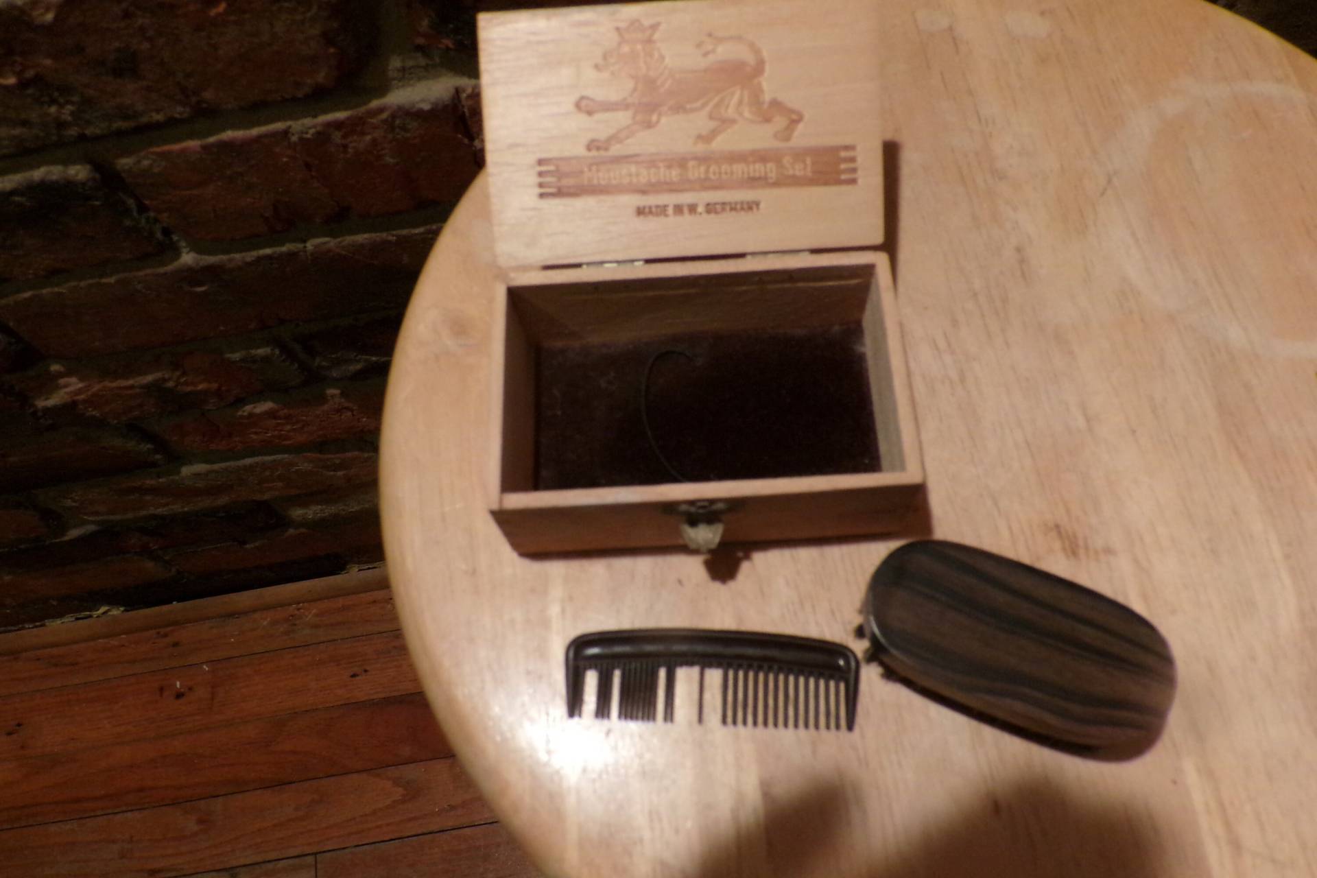 Vintage Schnurrbart Pinselkamm Set, Seltenes Moustache Grooming Set in Holzbox Made W. Germany, Morethebuckles, Kleine von Etsy - Morethebuckles