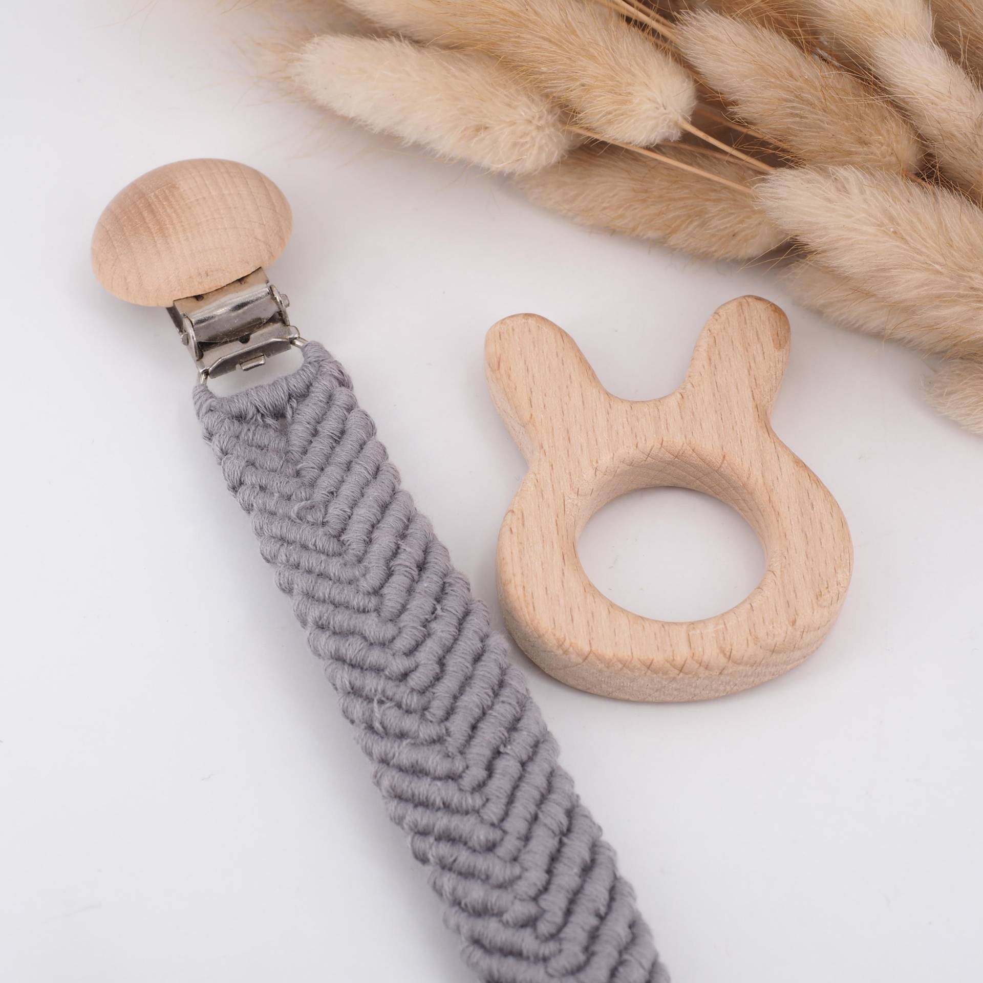 Schnullerkette Schnullerband Mit Beißring Holz Hase Makramee Wolle von Etsy - MotzisBunteWelt2014