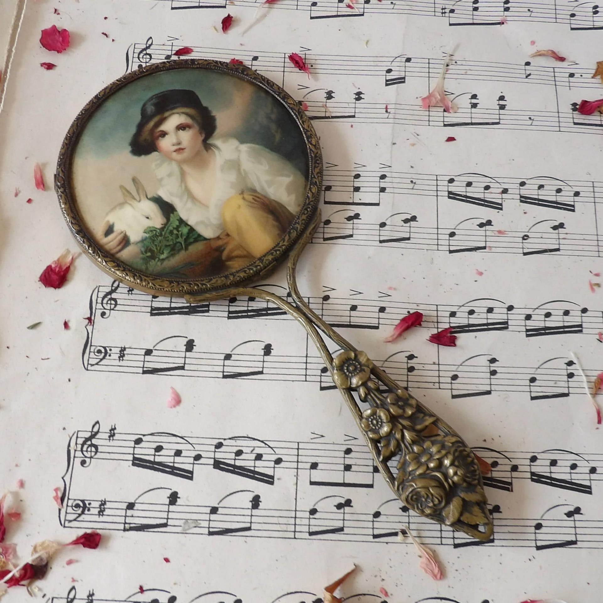 Dekorativer Vintage Handspiegel Mit Jungen Und Kaninchen Bild von Etsy - MrGLovesMissB