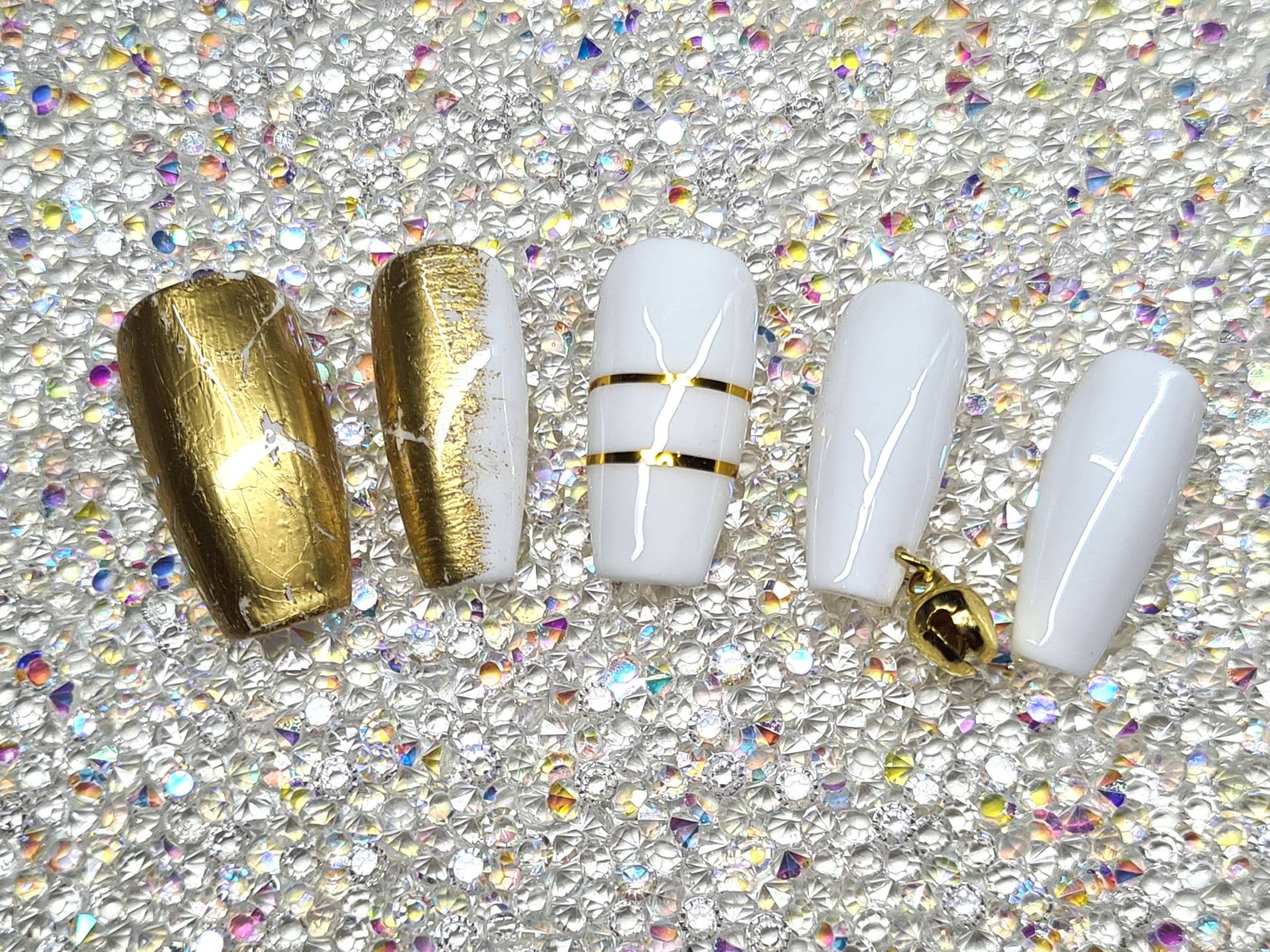 Press On Nail - Gold Weiss Design Mit Süßen Glöckchen Press On Nail - Gold Weiss Design Mit Süßen Glöckchen von Etsy - MrsSuNails