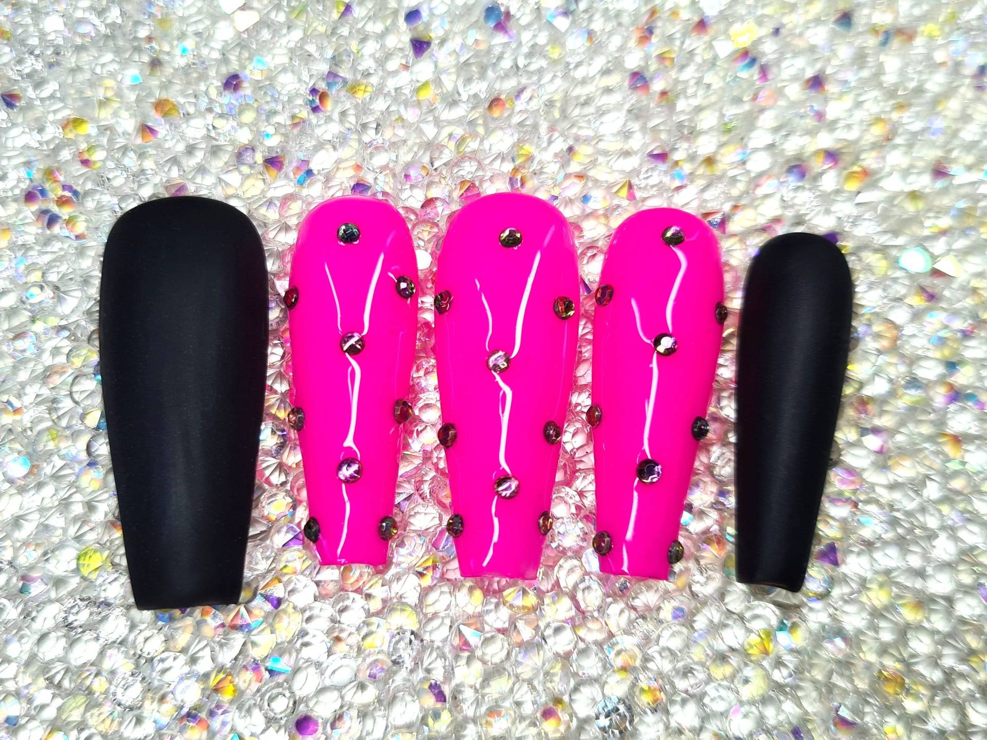 Schwarz Matt Mit Einem Coolen Pink - Nagel Design Schwarz Matt Mit Einem Coolen Pink - Nagel Design von Etsy - MrsSuNails