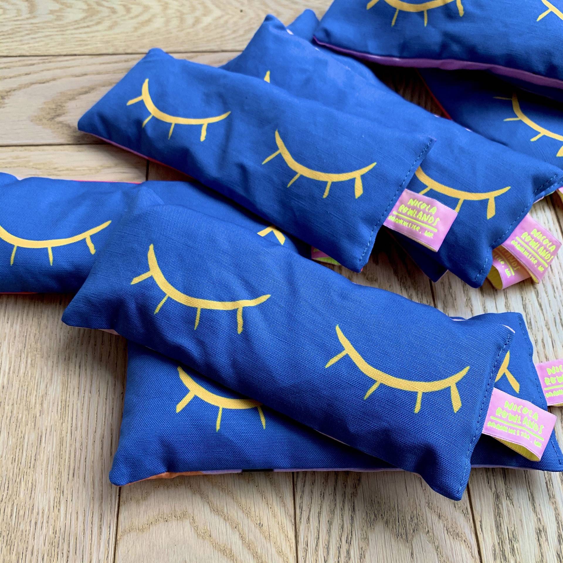 Coole Blaue Augen Handgemachte Lavendelfarbene Augentasche Coole Blaue Augen Handgemachte Lavendelfarbene Augentasche von Etsy - MsSpanner