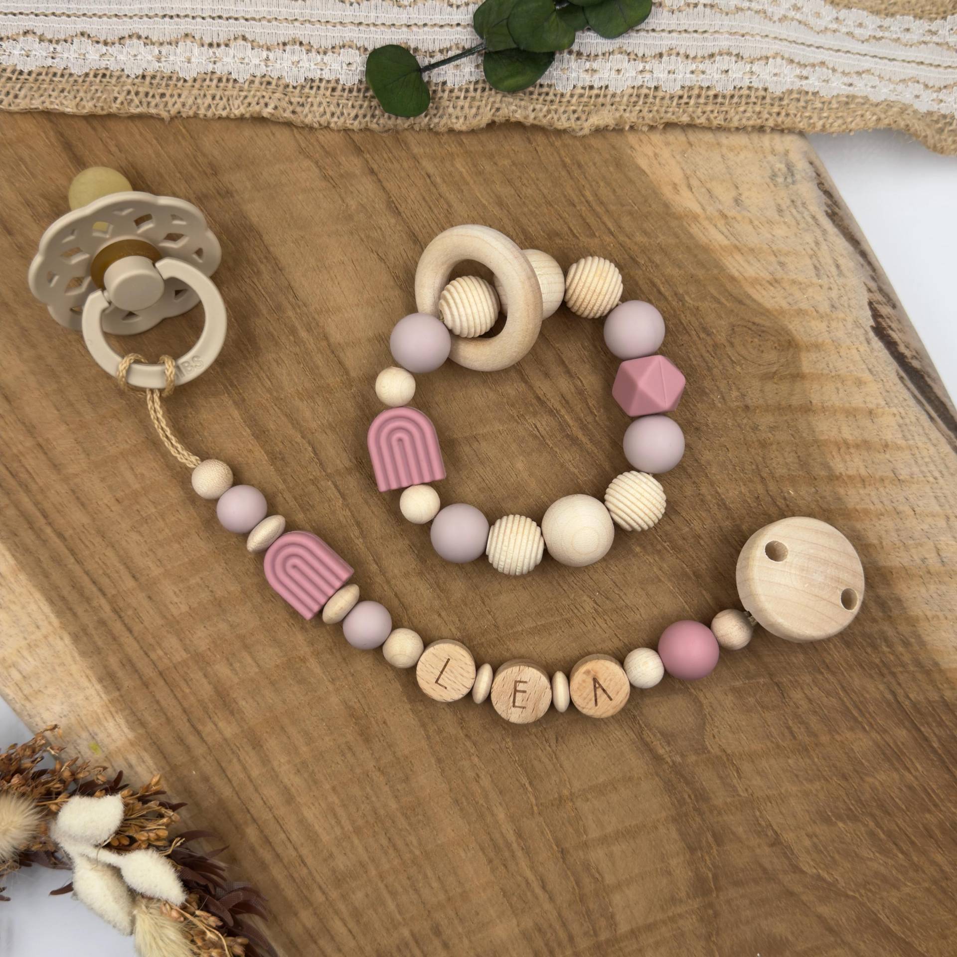 Schnullerkette Mit Name | Greifling Regenbogen Rosa Baby Altrosa Mädchen Geburtsgeschenk Babygeschenk Holz Taufe Babyset Schnullerkette Mit Name | Greifling Regenbogen Rosa Baby Altrosa Mädchen Geburtsgeschenk Babygeschenk Holz Taufe Babyset von Etsy - Mullitante