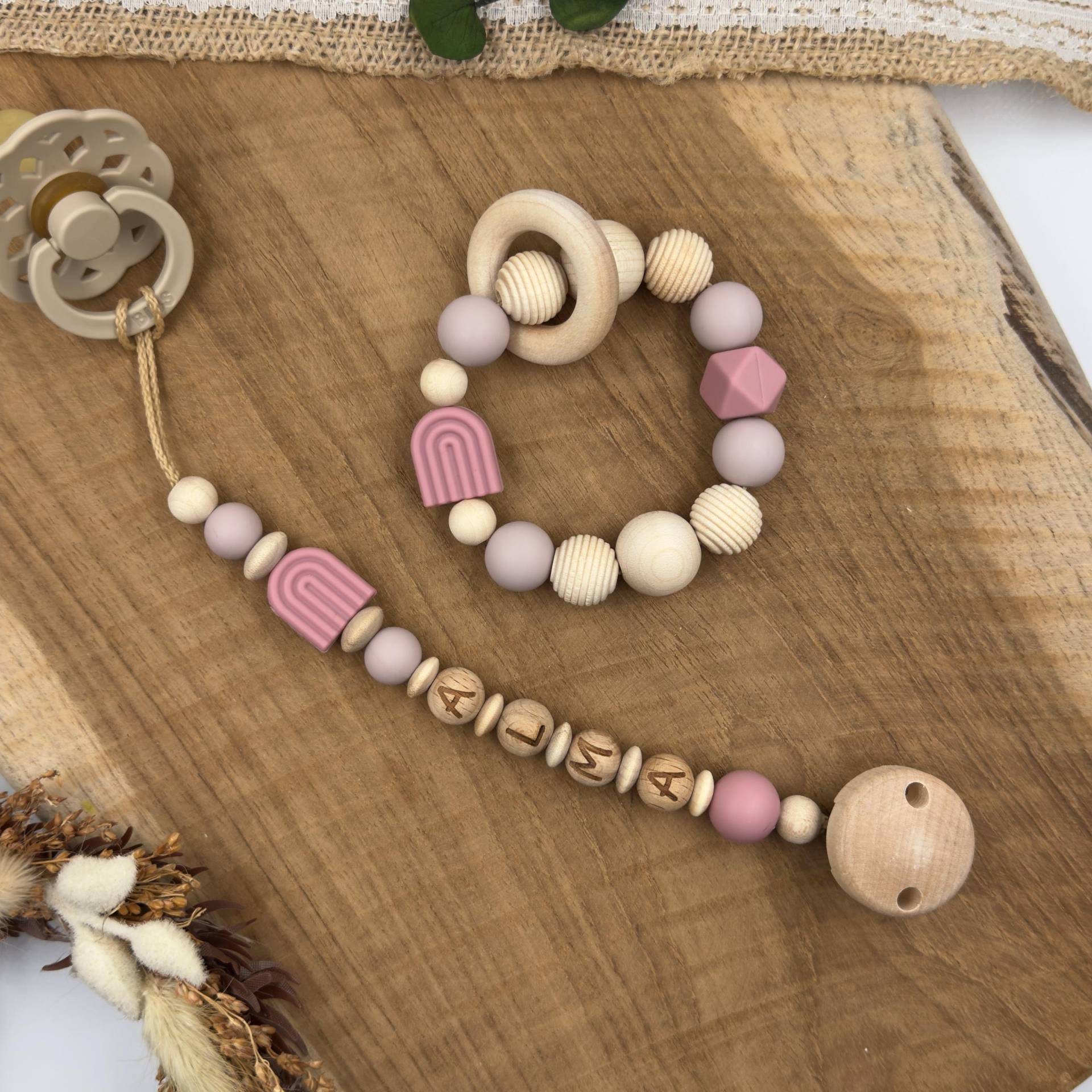 Schnullerkette Mit Name | Greifling Regenbogen Rosa Baby Altrosa Mädchen Geburtsgeschenk Babygeschenk Holz Taufe Babyset Schnullerkette Mit Name | Greifling Regenbogen Rosa Baby Altrosa Mädchen Geburtsgeschenk Babygeschenk Holz Taufe Babyset von Etsy - Mullitante
