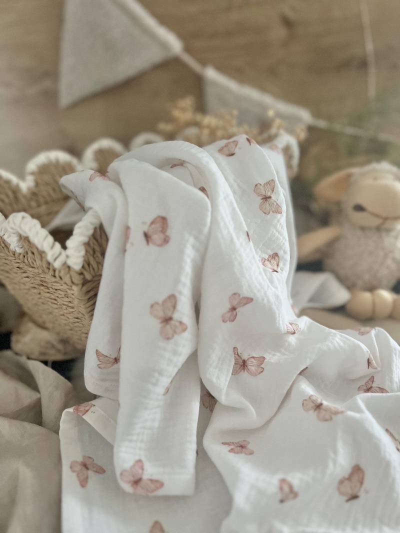 Edles Spucktuch Aus Musselin - Butterfly Print in Powder Pink Weiches Baby-Spucktuch Baumwolle Stilvolles Geschenk Zur Geburt von Etsy - MyBabyEllaDE