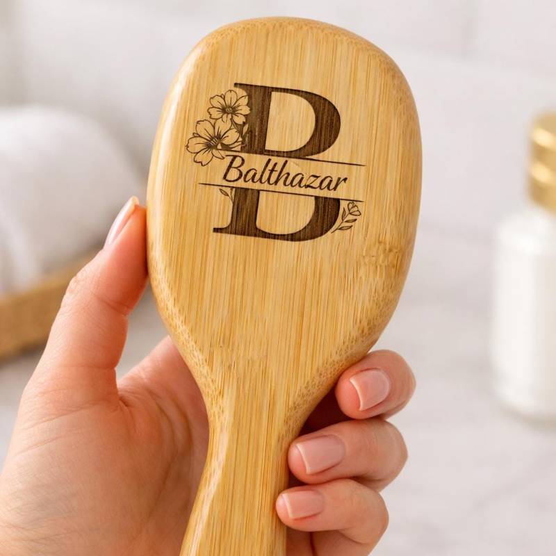 Personalisierte Bambus-Haarbürste, Rund | Individuelle Initialen Namensgravur Geschenk Für Brautjungfern Naturholzbürste Einzigartiges Sie von Etsy - MyCustomisedWood