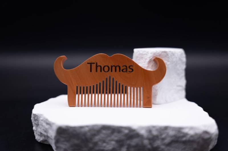 Bartkamm Personalisiert Mit Gravur - Holzkamm in Schnurrbart-Form Geschenk Für Männer Bartkamm Personalisiert Mit Gravur - Holzkamm in Schnurrbart-Form Geschenk Für Männer von Etsy - MyDesignStyleCOM