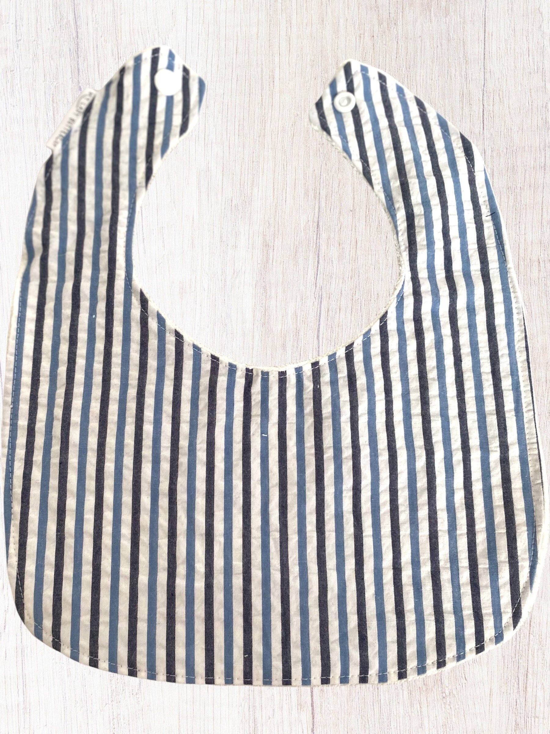 Blau & Weiß Seersucker Lätzchen Blau & Weiß Seersucker Lätzchen von Etsy - MyLadyButtercup