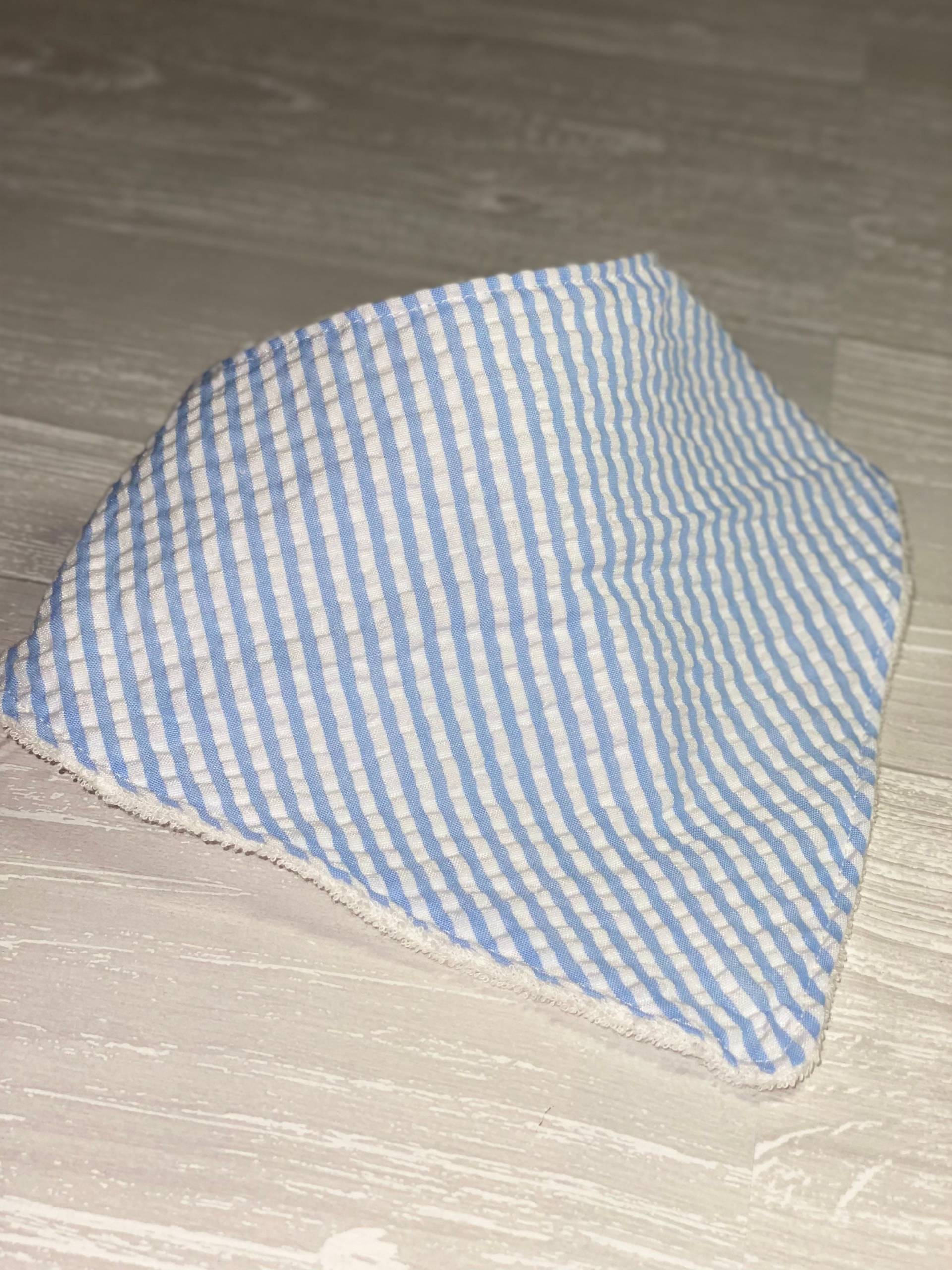 Blaues Streifen-Bandana-Lätzl Blaues Streifen-Bandana-Lätzl von Etsy - MyLadyButtercup