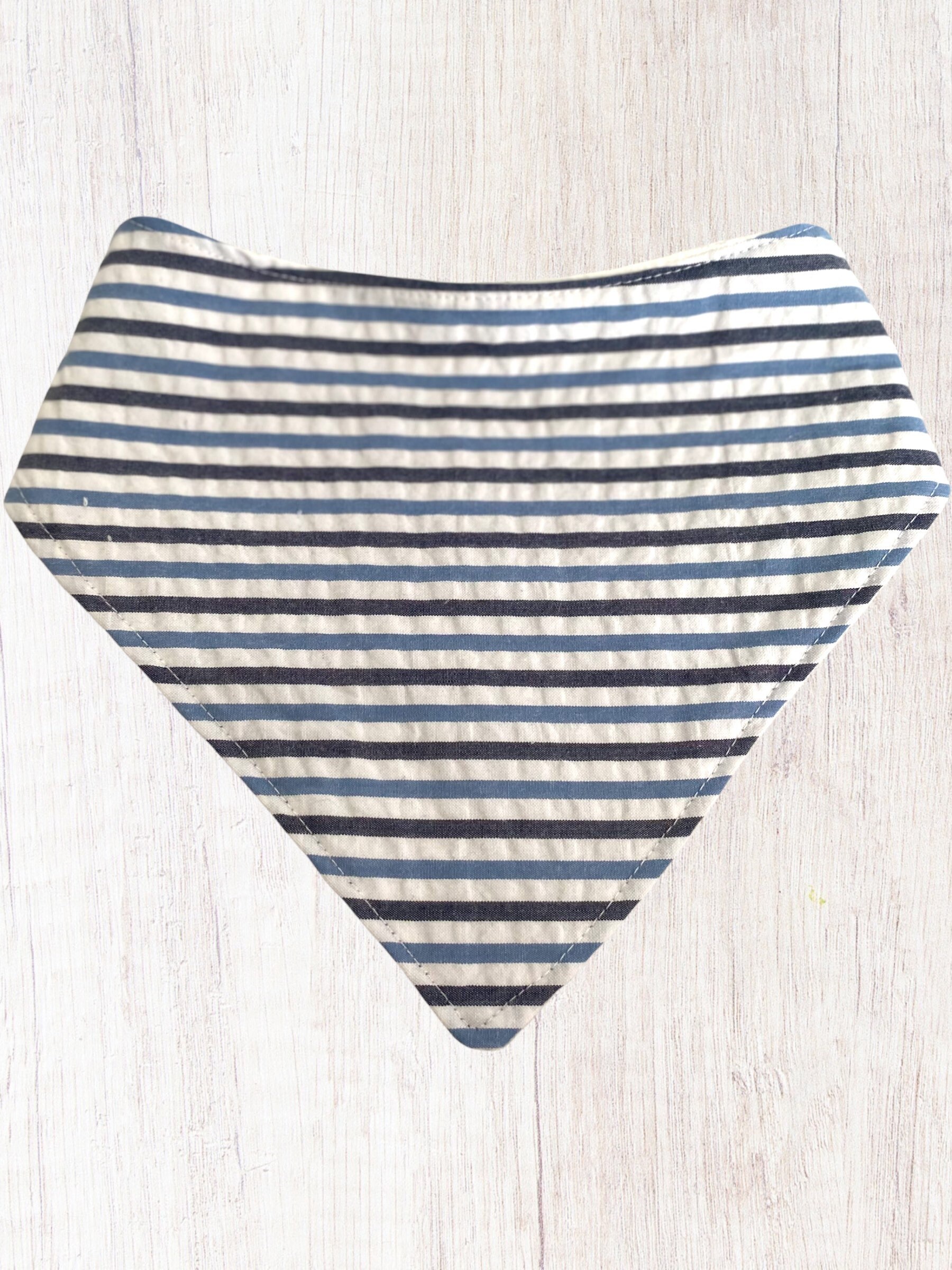 Blaues Streifen-Bandana-Lätzl Blaues Streifen-Bandana-Lätzl von Etsy - MyLadyButtercup
