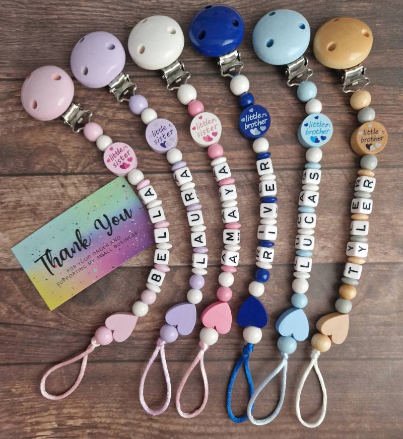 Kleine Schwester/Kleiner Bruder | Personalisierte Hölzerne Schnullerclip Schnullerkette Mam Blau/Pink Baby Junge Mädchen Baby-Dusche-Geschenk von Etsy - MyLittleAngelGB